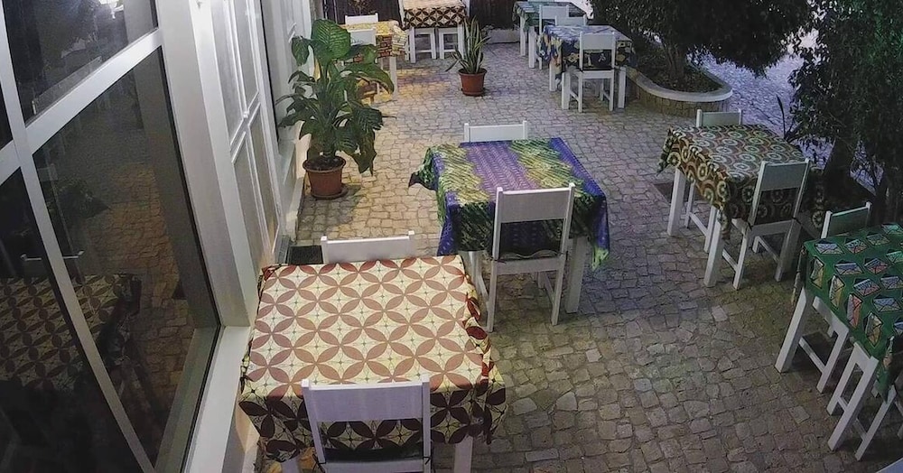 Room in Guest Room - Beautiful 1 Bed in Mixed Dormitory Room 1 - Ah Maio