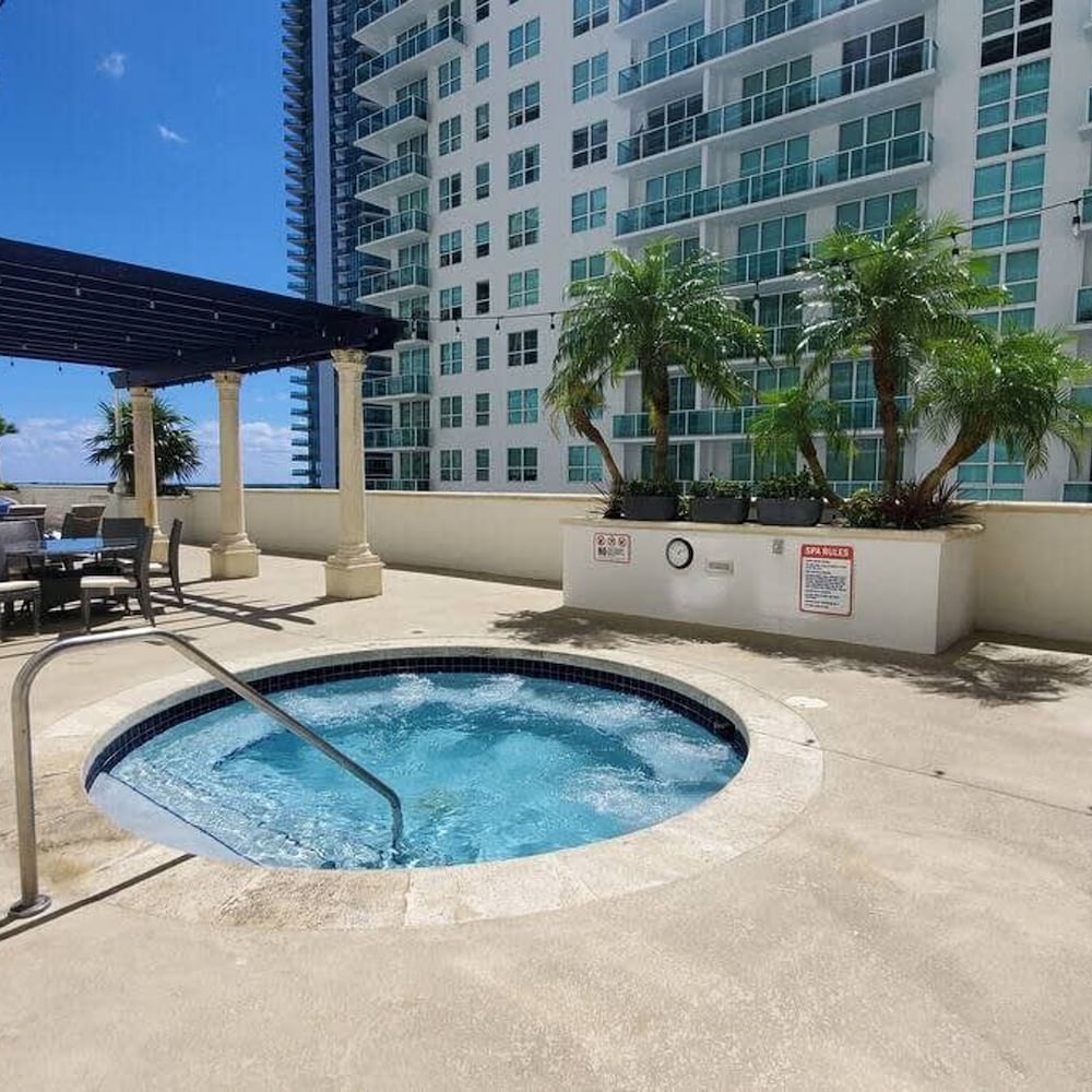 Modern 1-br Condo in Upscale Brickell Locale
