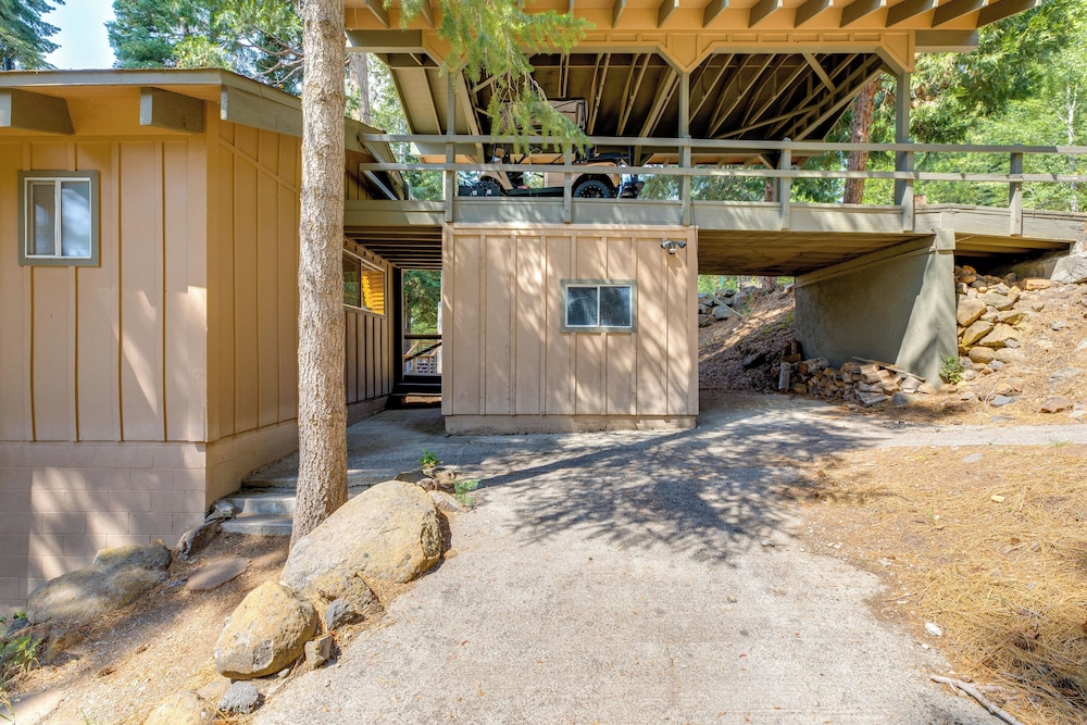 1 Mi to Beach & Golf Course! Lake Almanor Cabin