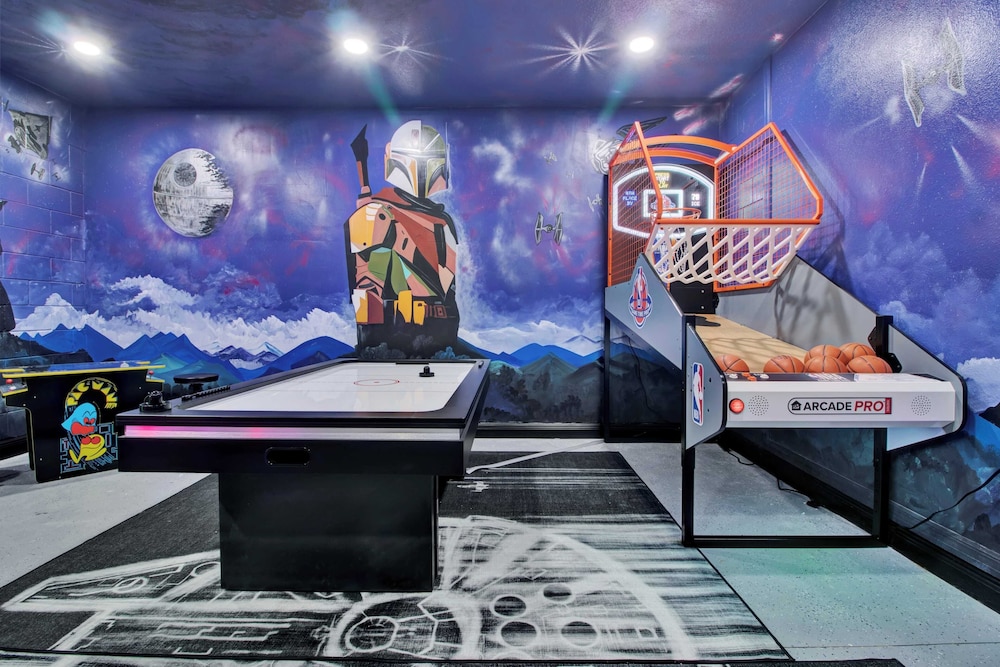 Sleeps 20! 9bdr, Star Wars-themed Game Room, Pool, Hot Tub Nassau by Avantstay