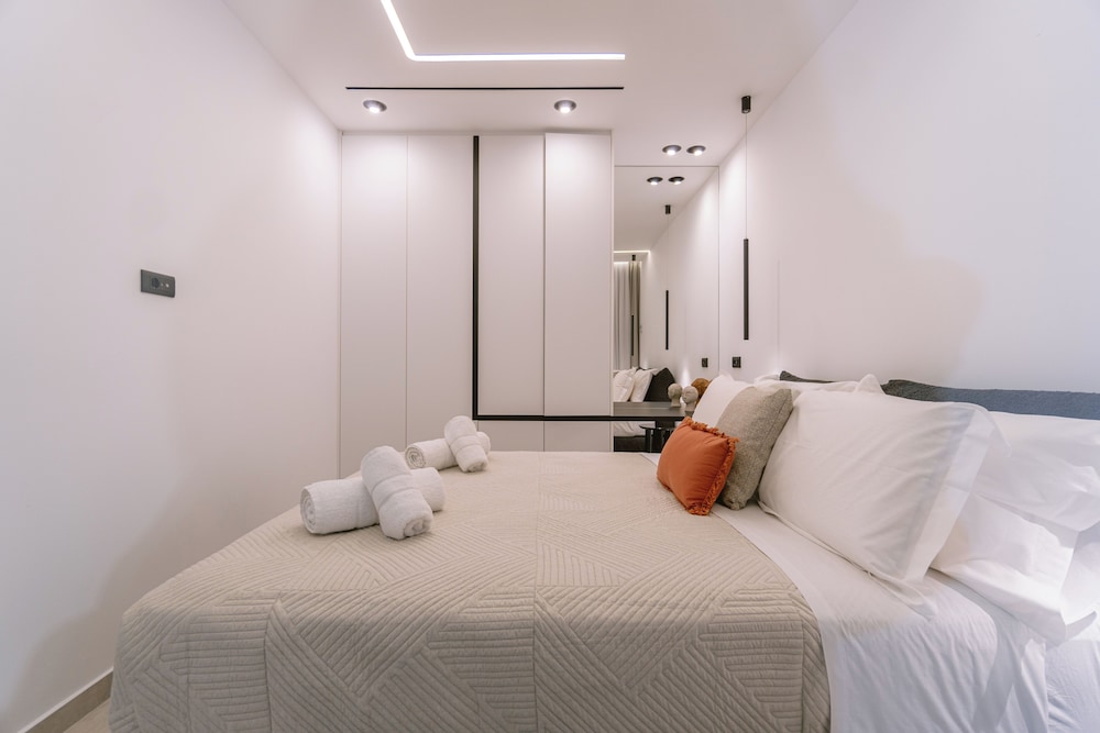 DOMUS GARDEN APARTMENTS photo 2