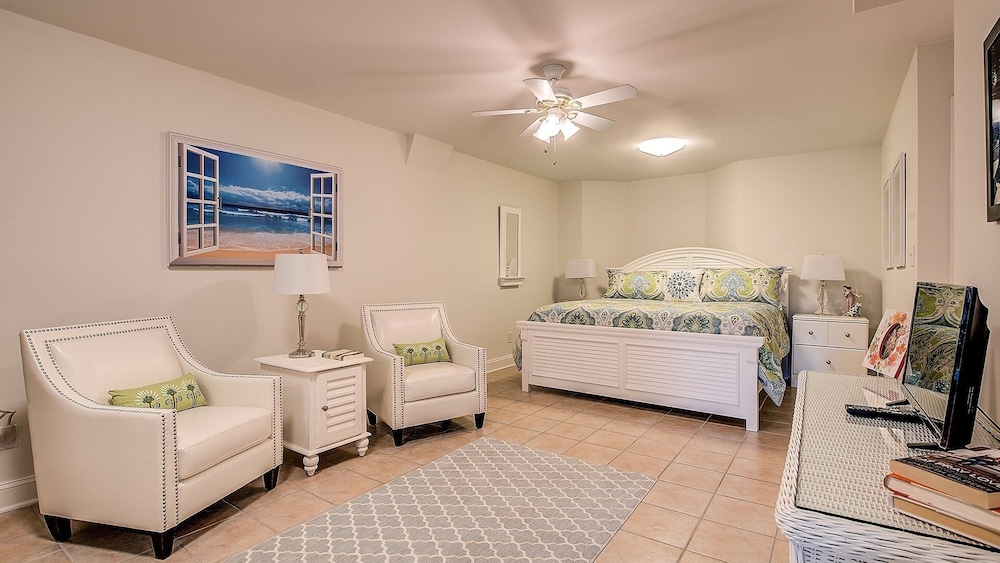 Beautiful Villa Marilyn 4 Bedroom Home by RedAwning