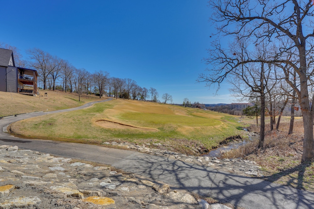 Walk to Branson Strip: Inviting Condo!