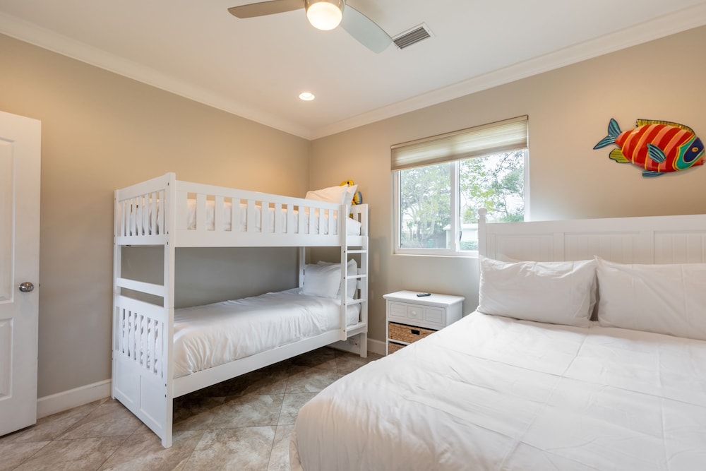 Pelican Retreat by Avantstay 5 Mins TO Beach Pet Friendly w Pool BBQ
