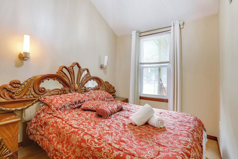 6 Mi to Bethel Woods: Cabin w/ Pool Access