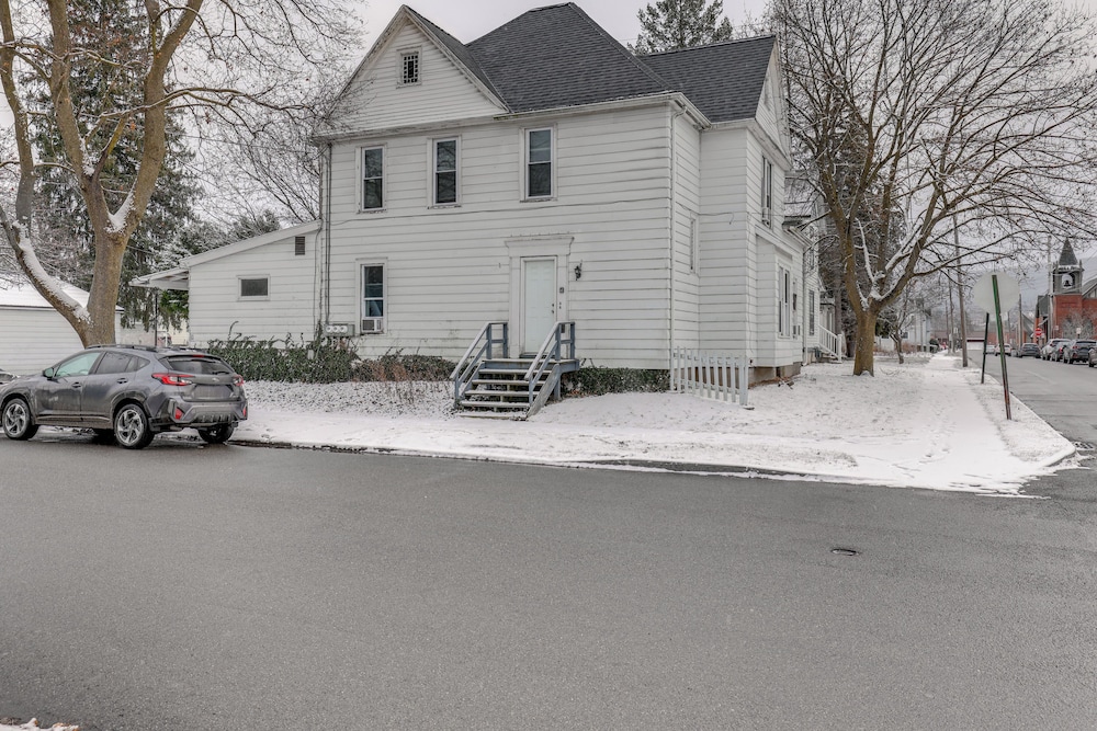 1 Mi to Dtwn: Pet-friendly Corning Retreat