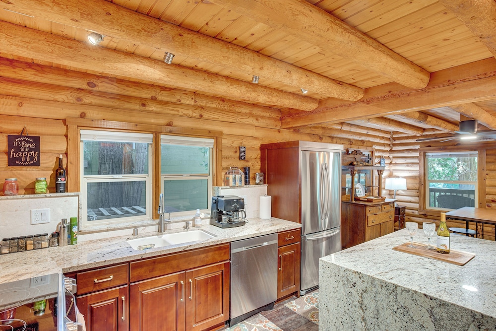 Cabin ~ 1 Mi to Lake Gregory & Hiking!