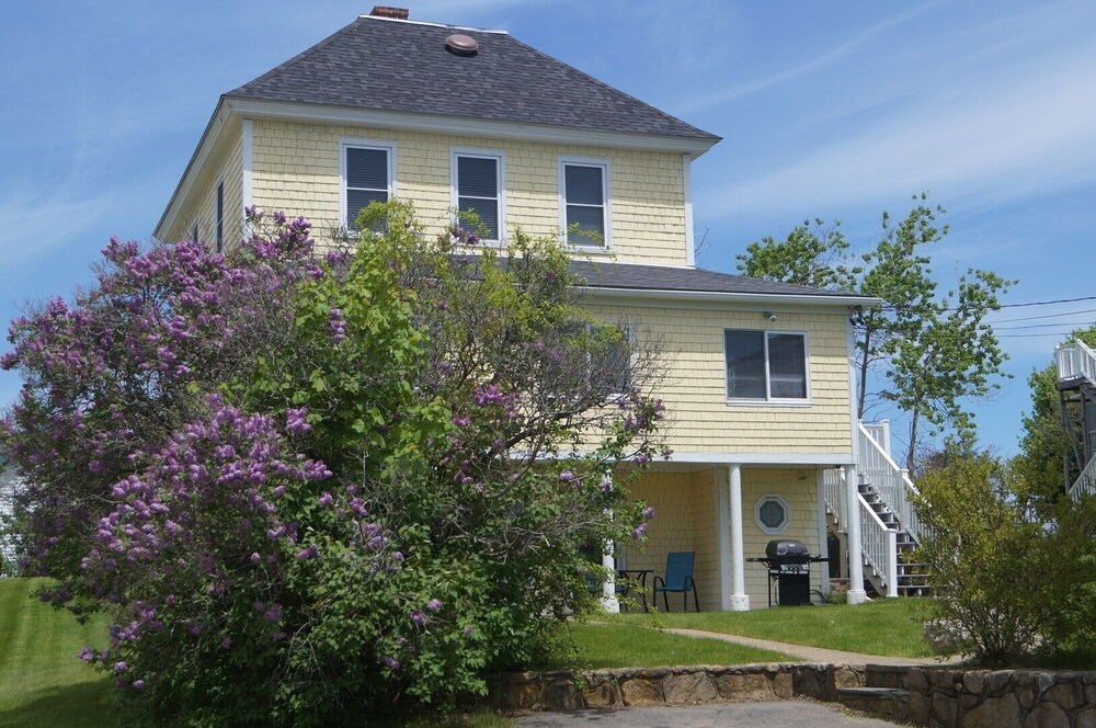Short Sands View Y770-g Beautiful, Large Home Short Walk Through A Neighborhood To Short Sands Beach 4 Bedroom Home by RedAwning view 4