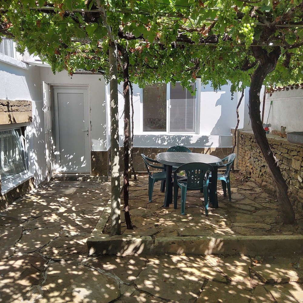 House Sleeps 6-garden-freeparking-bbq-patio-petsok