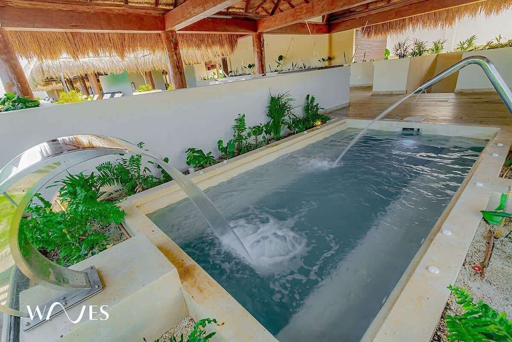 2 Br. Roof W/infinity Pool + Jacuzzi Spacious