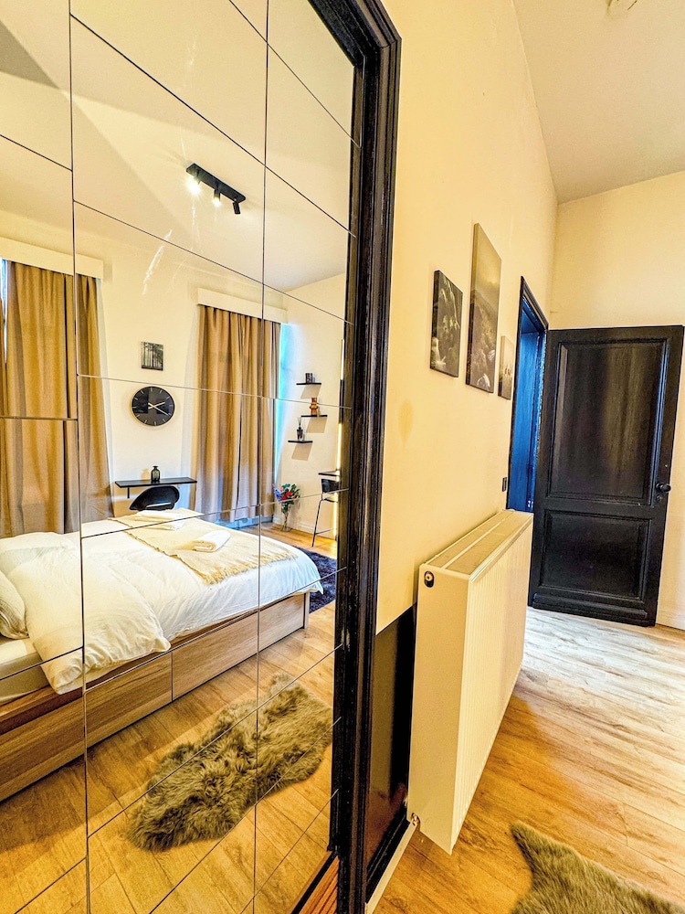 Comfy 5BR Apartment in Heart of Ghent