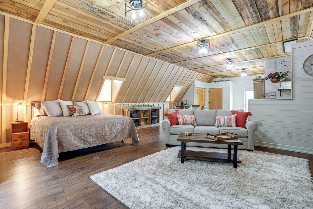 Lake Allatoona Area Studio w/ 2 Decks & Farm Views