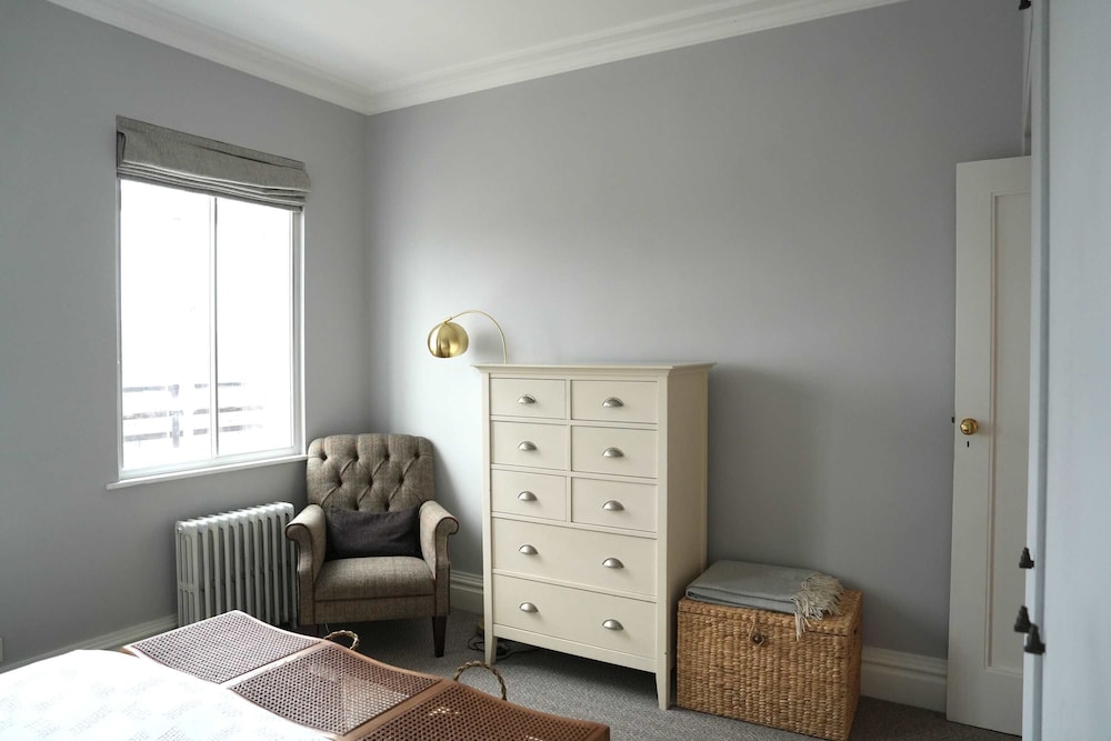 Large 1 Bedroom Apartment - Chelsea