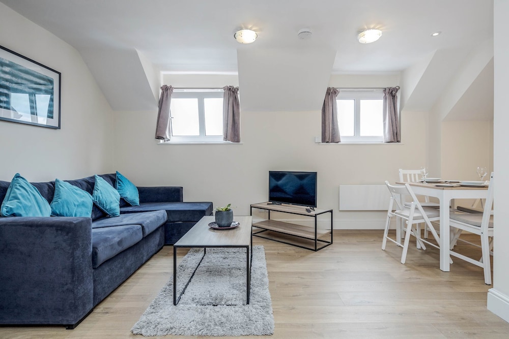 Luxury 1 Bedroom Apartment with Parking