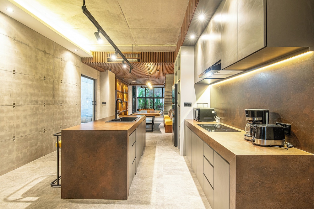 Modern 4BR Canggu Retreat Just 8mins to the Beach