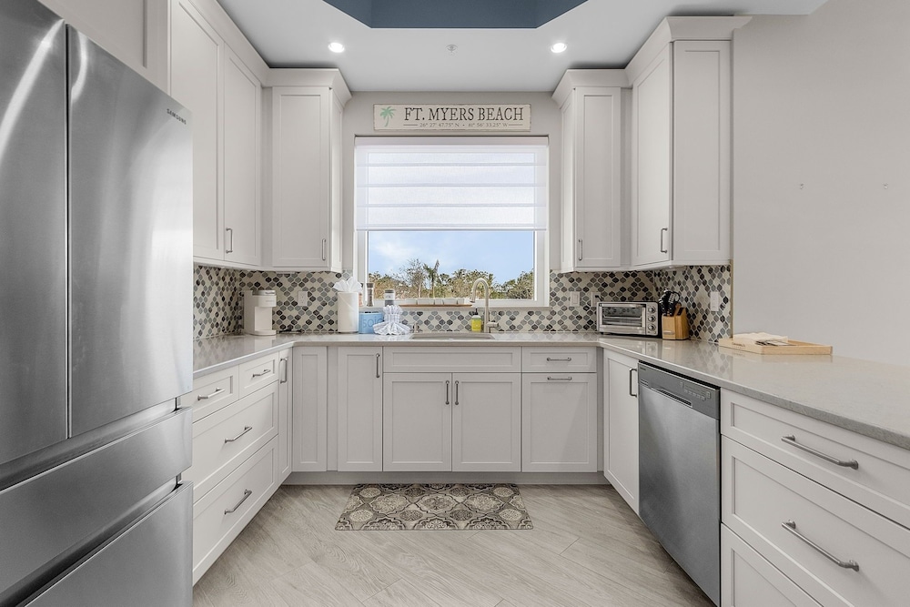 Manatee Bay #721: Waterfront Condo W/ Bay Views & Pool 3 Bedroom Condo