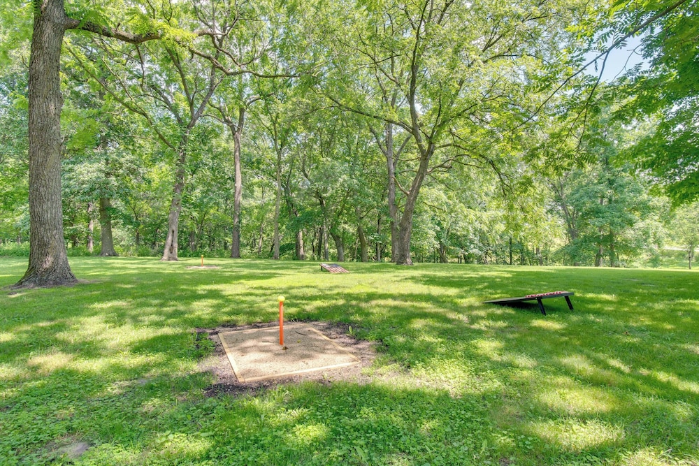 9 Mi to Downtown Rushville: Cozy Getaway w/ Grill