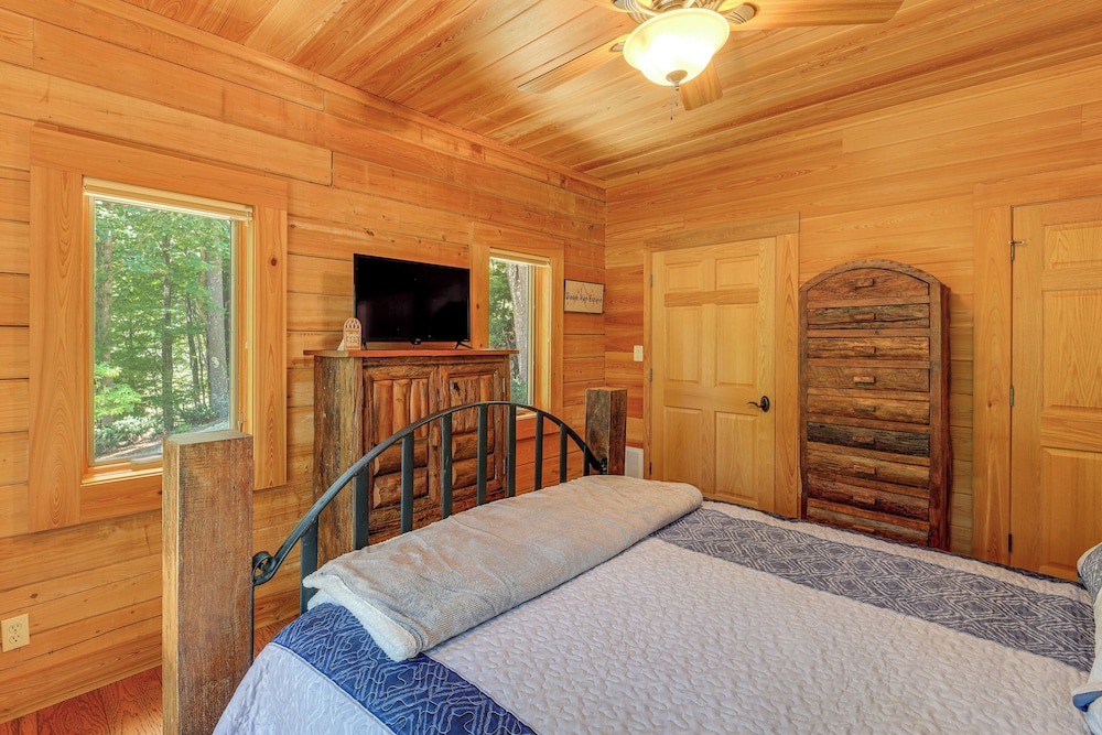 Near Boone-custom Built Cabin: 3 BR 3 BA W/hot Tub