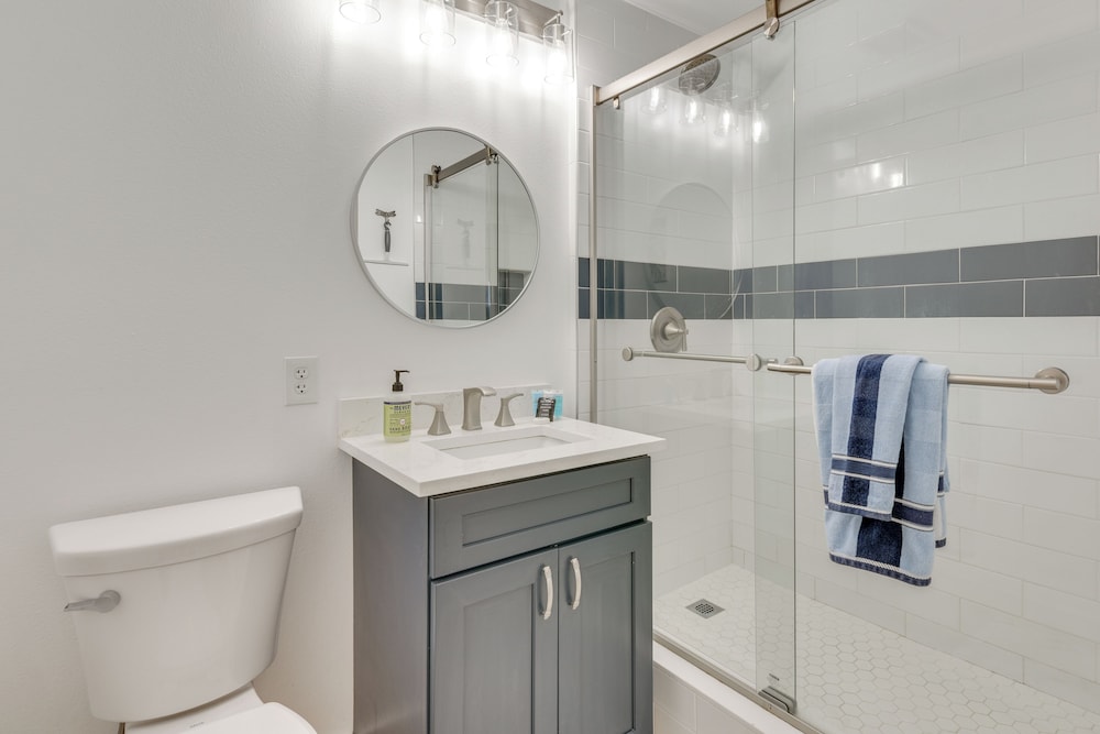 Walk to Sand! Modern Okaloosa Island Condo