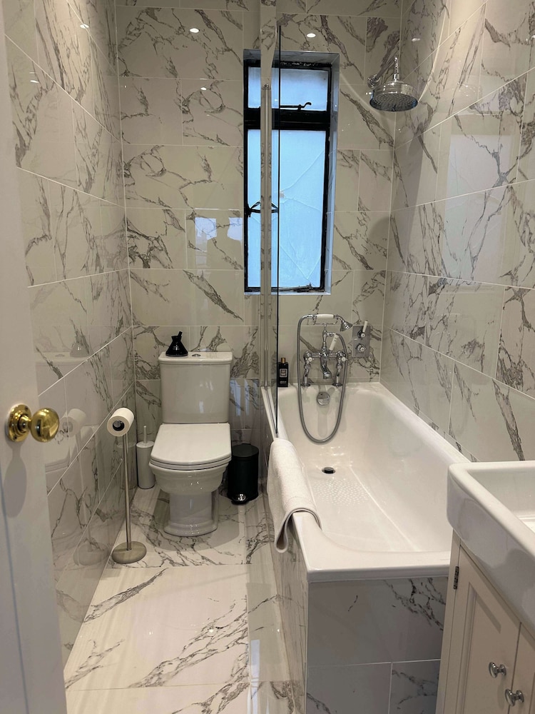 Large 1 Bedroom Apartment - Chelsea