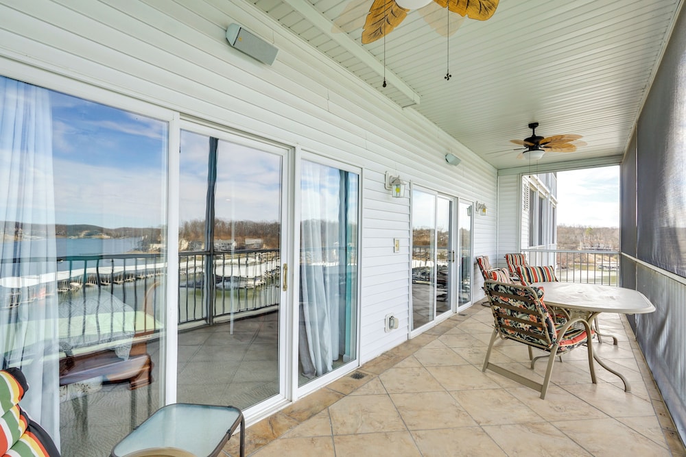 5th-floor Lakefront Condo: Elevator + Pool Access!