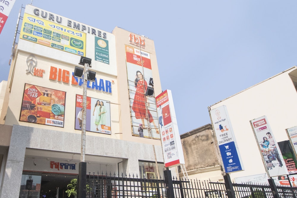 OYO 16340 Yellow Hotels