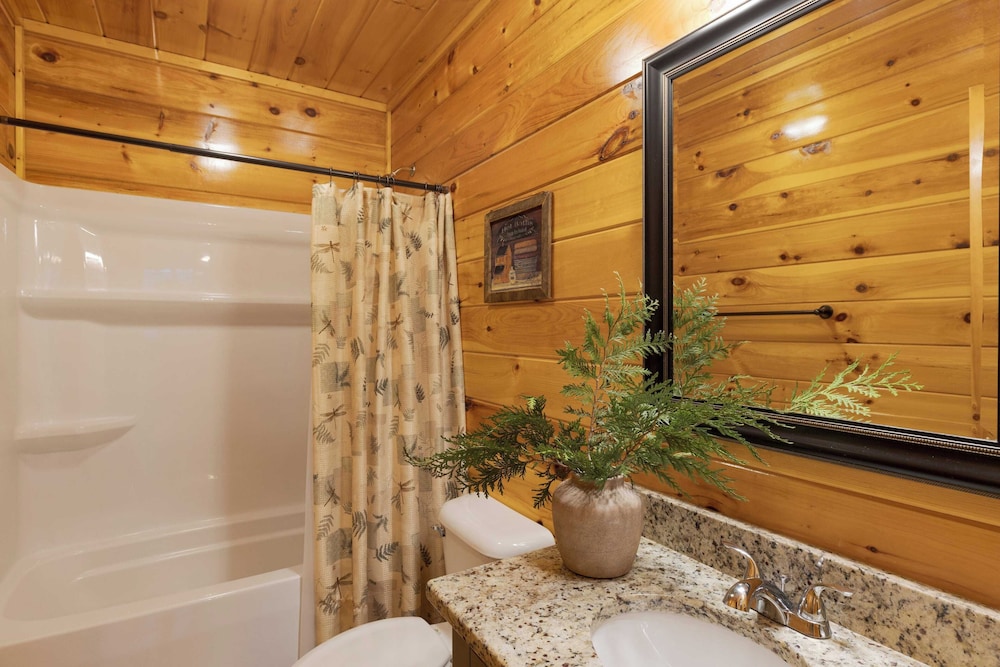 100 Guests Blackthorn: Sister Smokies Homes Luxury Mountain Retreat