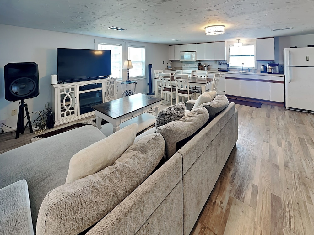 Surfside Beach Bungalow by Ryson Vacation Rentals