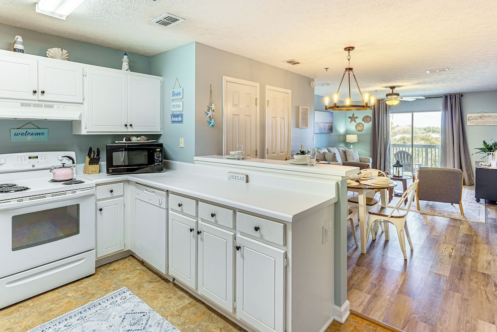 Walk to Beach: Condo w/ Balcony in Pcb!