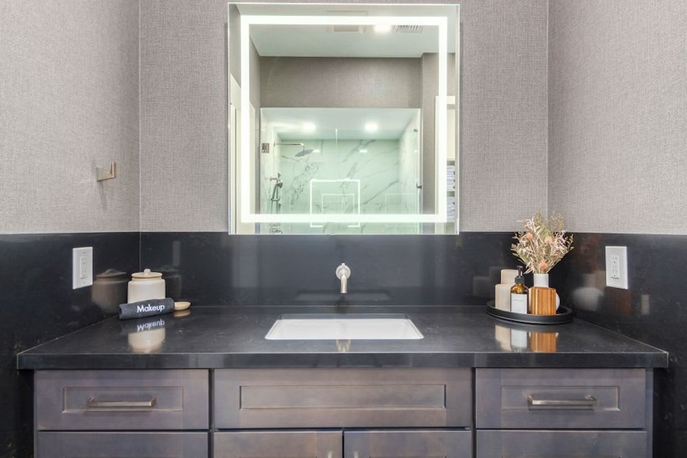 LUX Penthouse Old Town Walkable Gym Mtn Views
