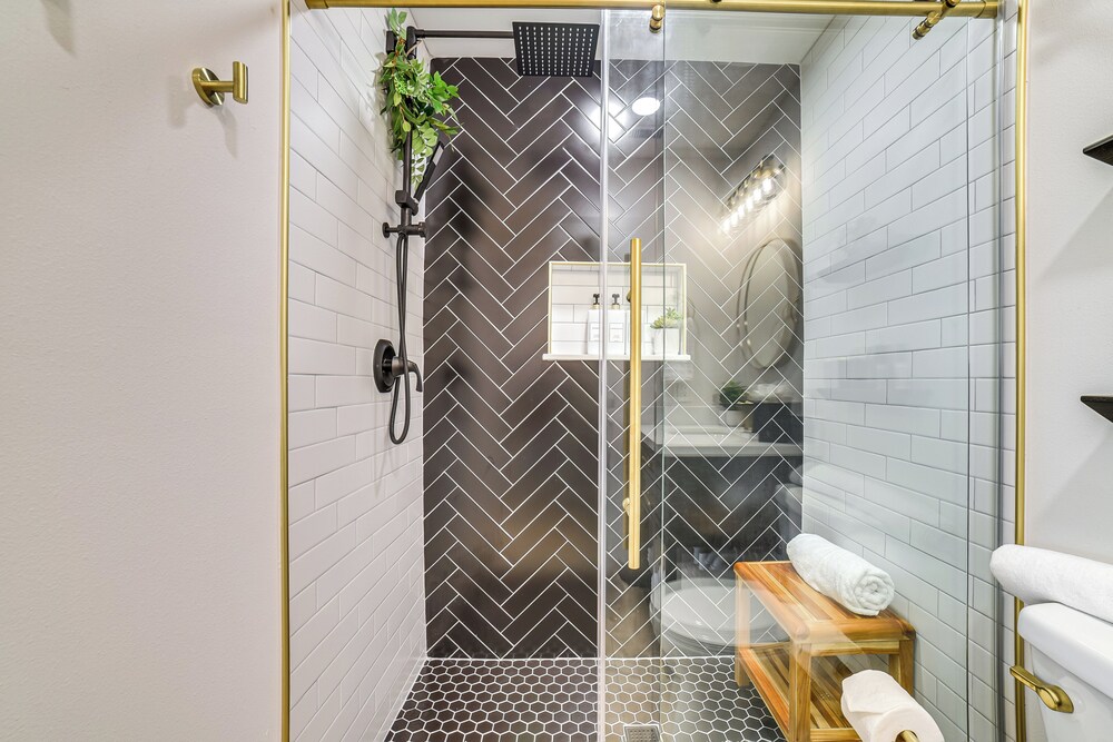 Walk to Shops & Restaurants: Chic Galveston Studio