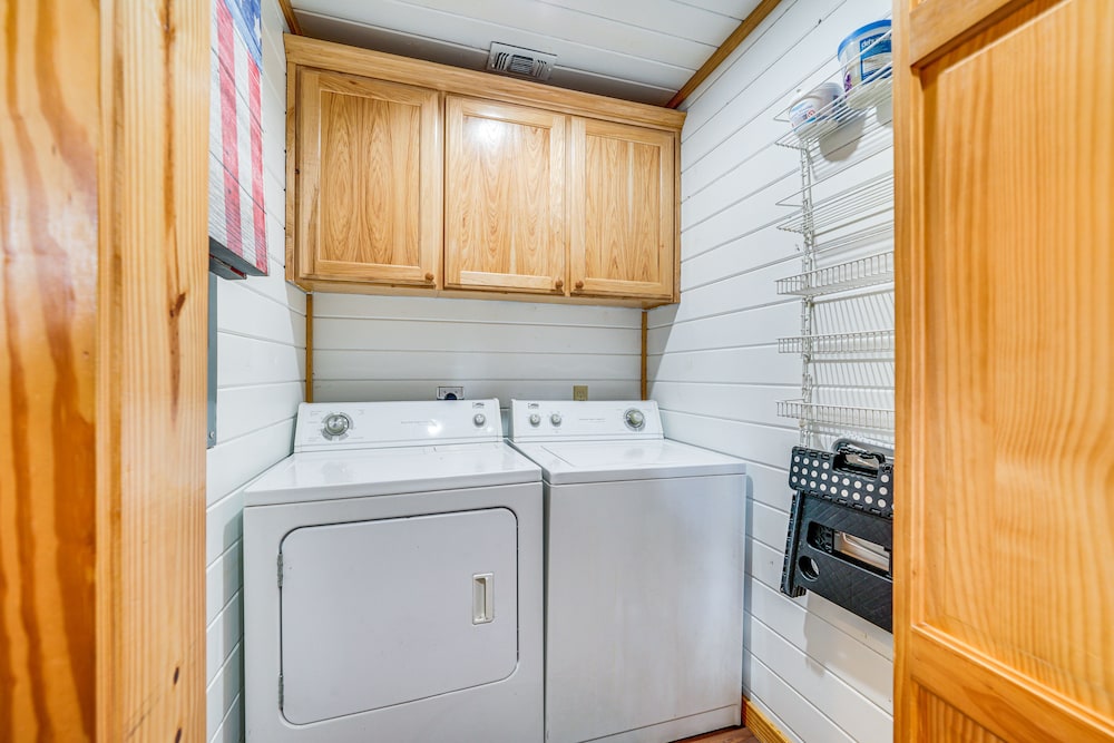 Broken Bow Cabin w/ Hot Tub ~ 5 Mi to State Park! view 3