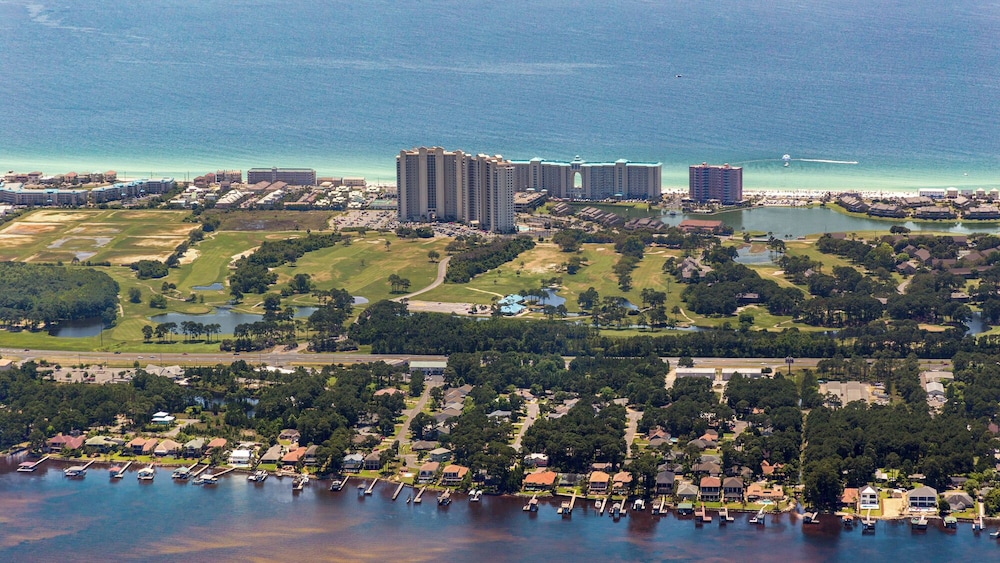 Sleeps 8 w/ Resort Pools, Tennis, Golf & Beach Access + Attraction Tickets!