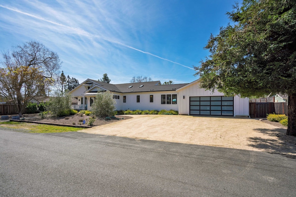 Luxe, Pool, Spa, Fire Pit, Game Room, Piano Sonoma Pool Retreat by Avantstay
