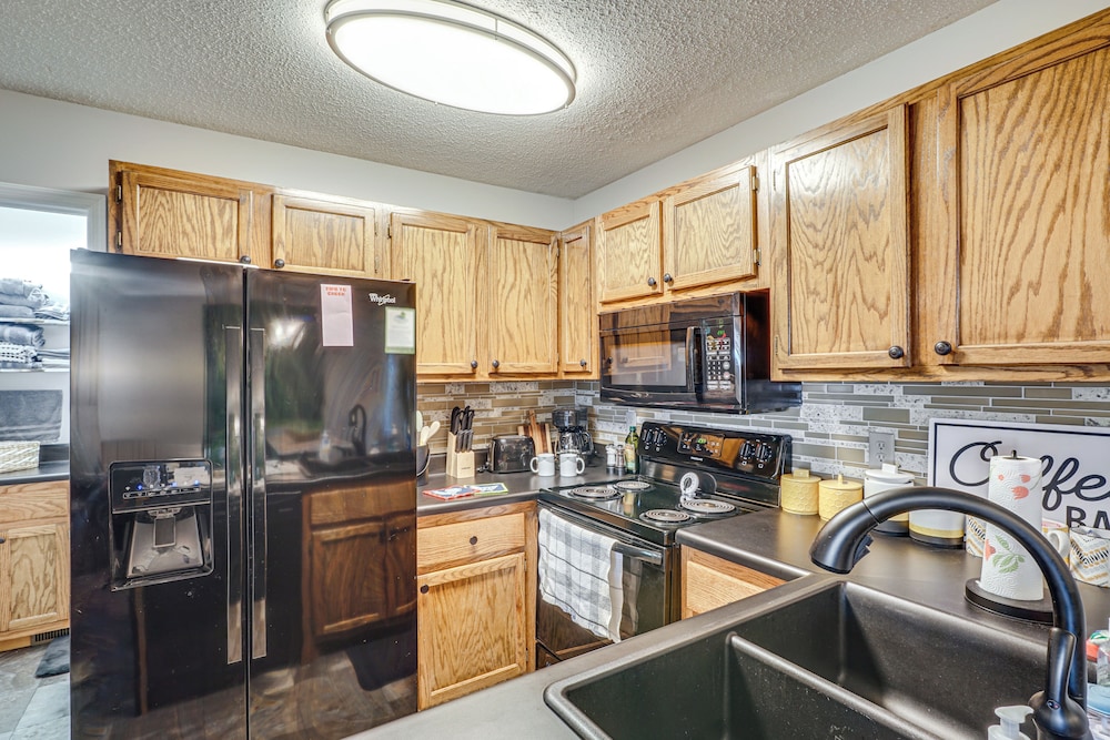 Hike, Fish & Golf: Condo 5 Mi to Ozone Falls!
