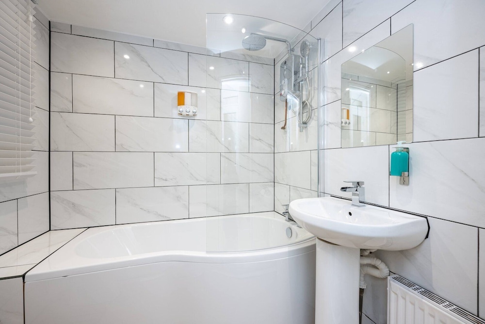 Comfortable 4-bed Home With Free Parking Wales