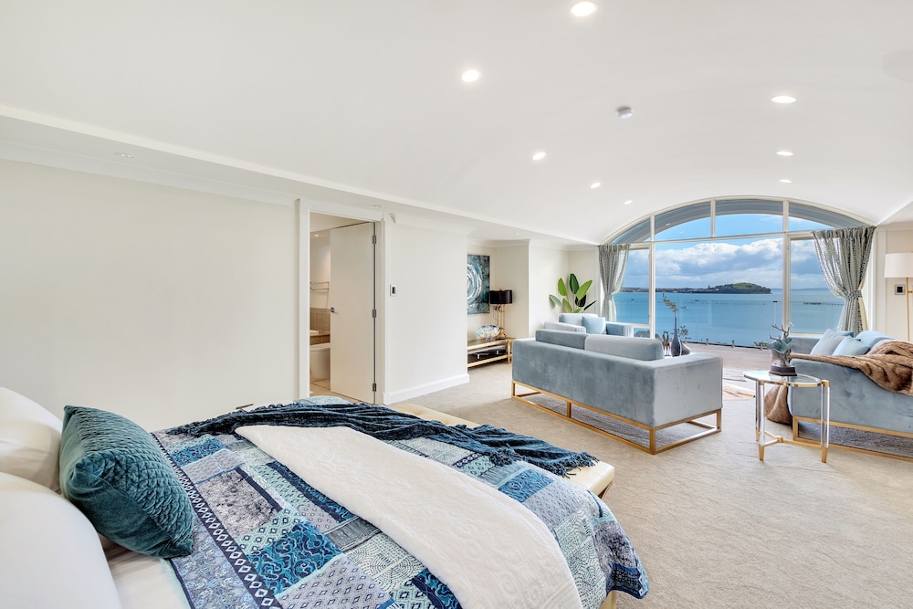 Magnificent Harbour View Villa in Orakei view 5