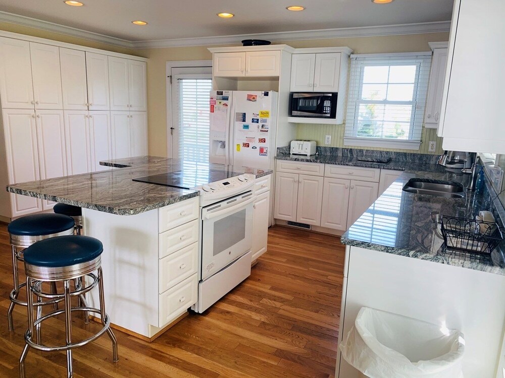 Sweet Dreams Private 4 Bedroom Home by RedAwning