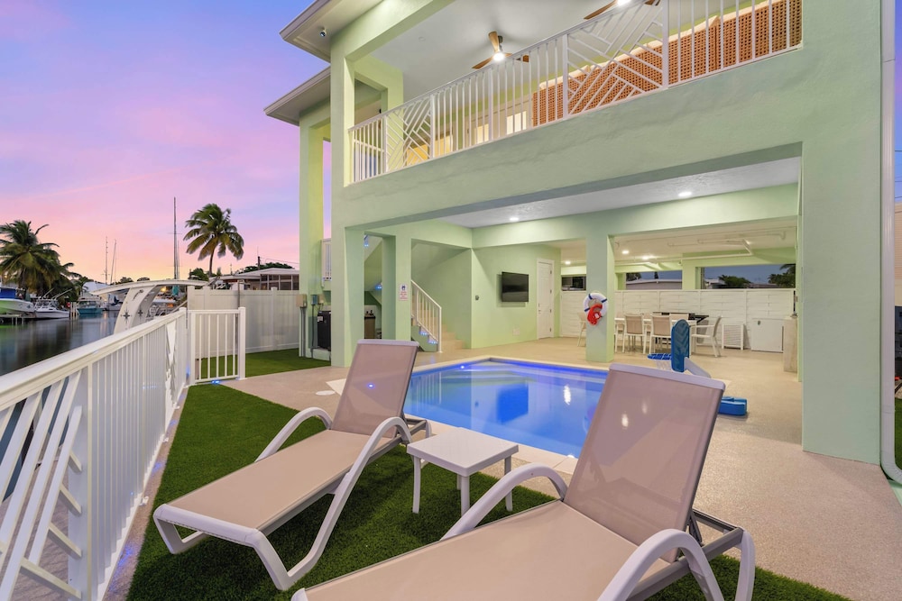 Aqua Verde Waterfront Lux Gem Dock Game Room