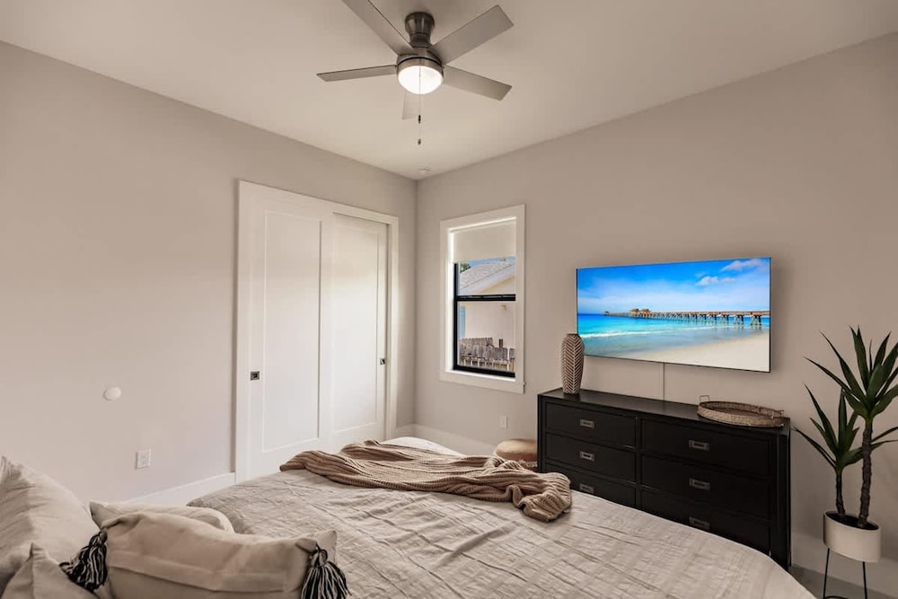 Luxurious Naples 4BR w Pool by Vanderbilt Beach