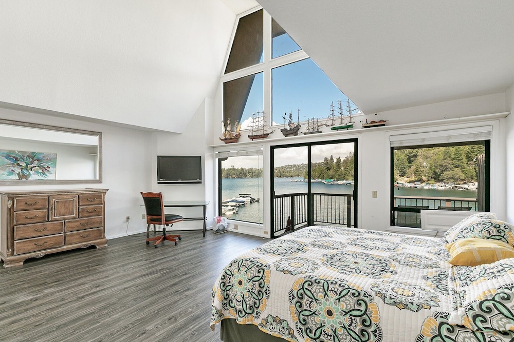 Lakeside Comfort 3 Bedroom Condo