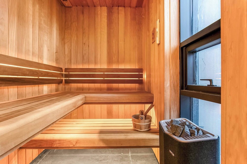 Nordic Retreat by the Water Hot Tubs & Northern Lights