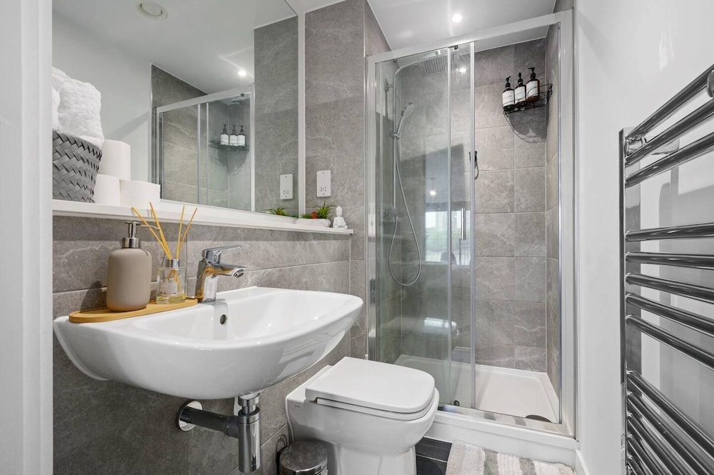 Manchester - Apartment - Sleeps 5 - Parking