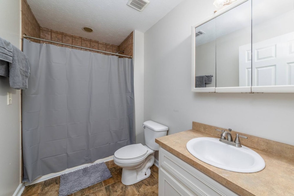 Modern 1BR With Pool and Parking Access