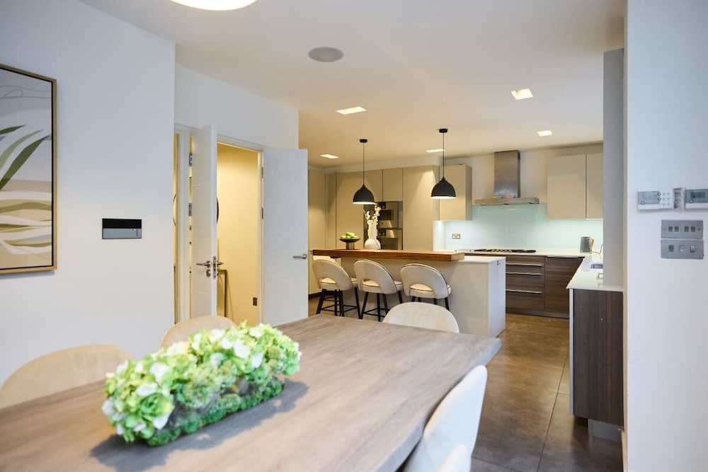 The South Hampstead Hideaway - Stylish 6bdr Home