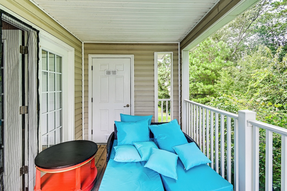 Lake & Pool Access, Home Gym: Fayetteville Condo!