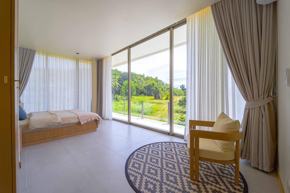 Ultra-Modern 6-Bedroom in GolfCourse PH6