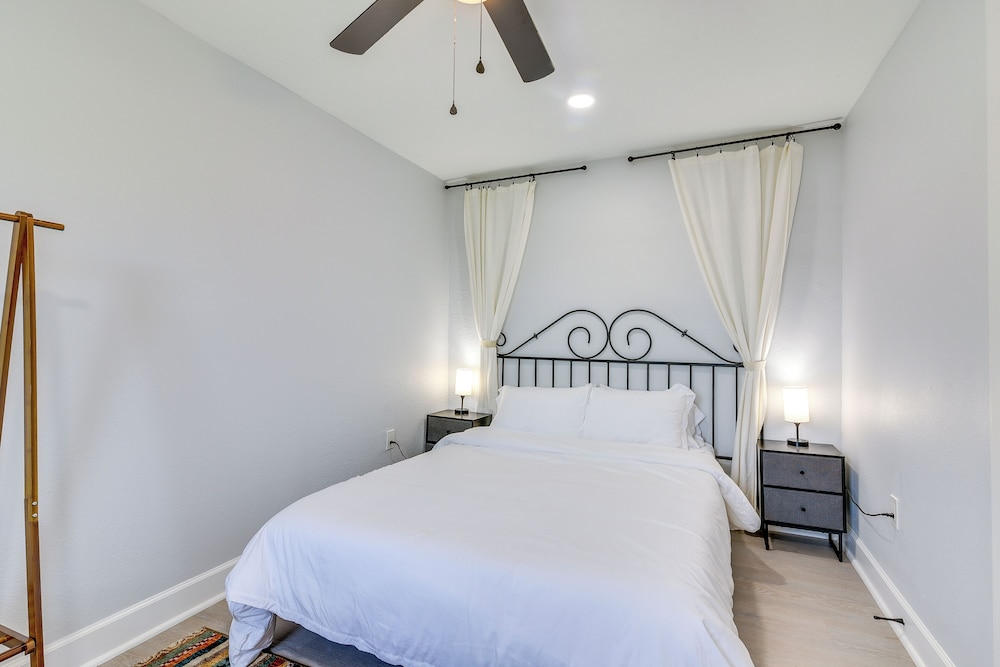 1 Mi to Pleasure Pier: Walkable Home in Galveston