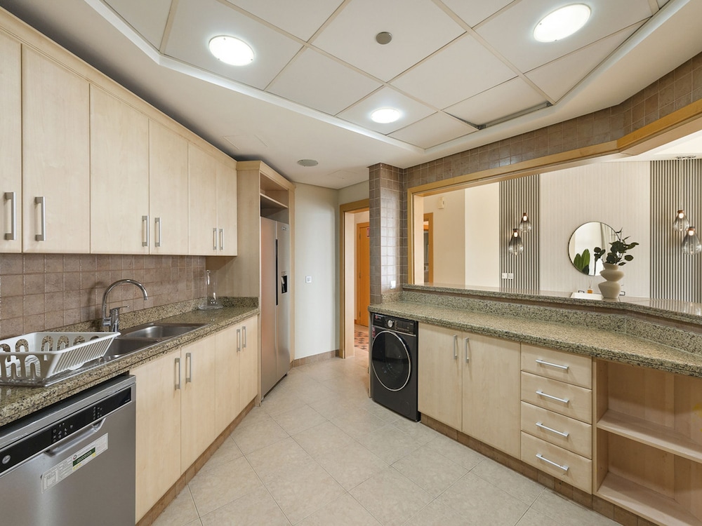 Short-stay at Al Haseer - 4 Beds Palm Holiday Apt