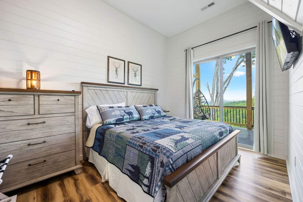 Luxury Cabin Lake Views EV Charger Game Room